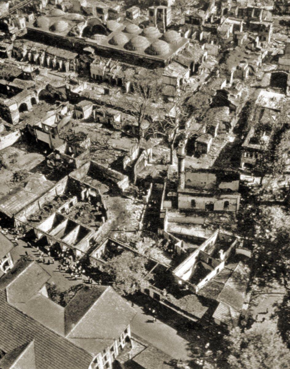 1958 yılındaki yangından sonra Bursa Büyük Çarşısı’nın durumunu gösteren bir fotoğraf (Hayat Mecmuası, V/99, İstanbul 1958, s. 20)