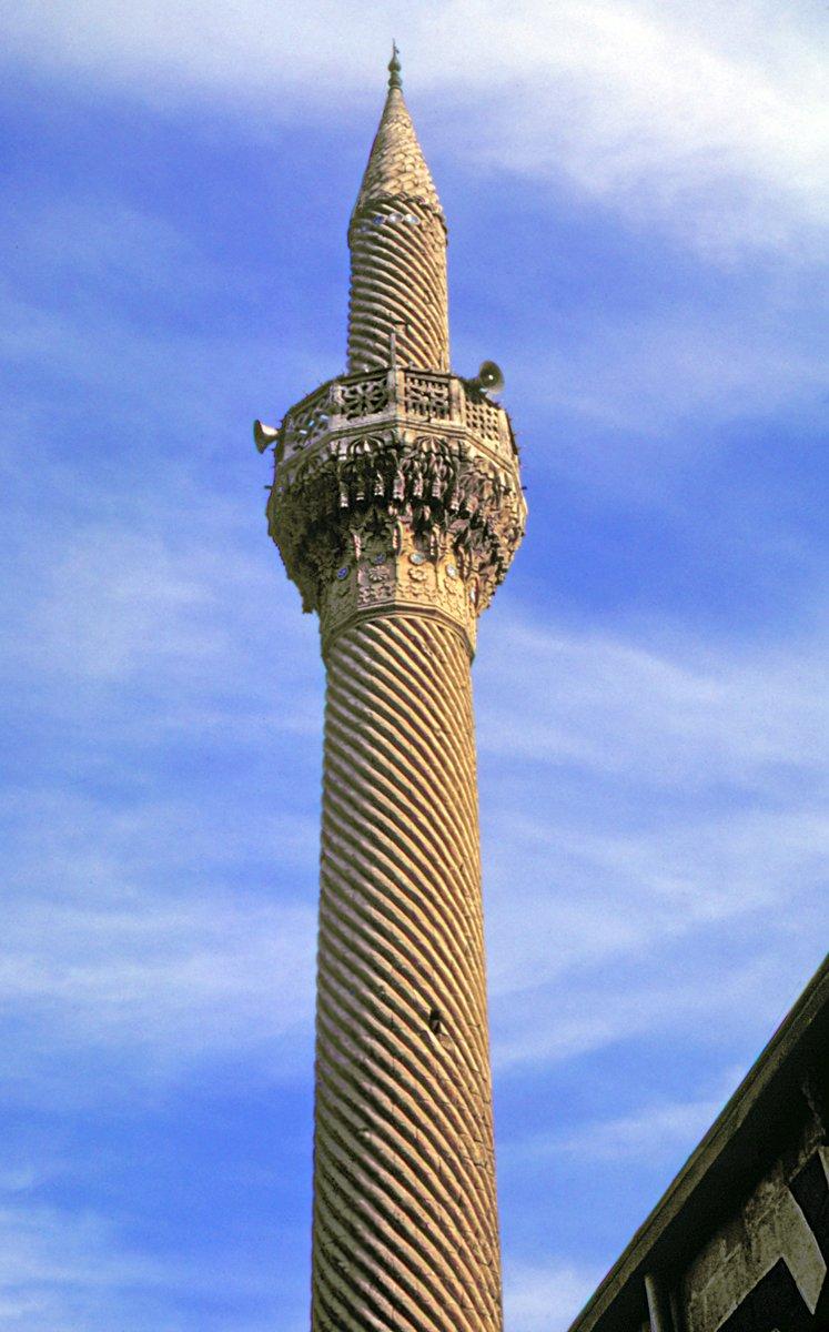 Karatarla Camii’nin gövdesi burmalı minaresi – Gaziantep