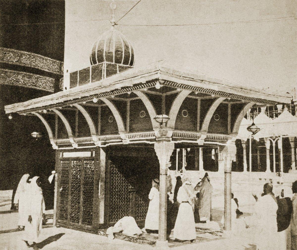 Makam-ı İbrâhim’in eski halini gösteren bir fotoğraf (et-Târîḫu’l-ḳavîm li-Mekke ve Beytillâhi’l-kerîm, IV, 278, lv. 88)