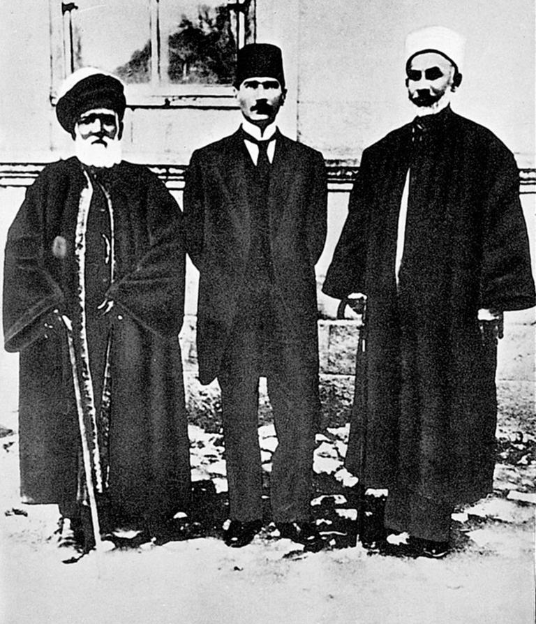 Mustafa Kemal Paşa Türk ordusuna destek olan Şeyh Feyzi Efendi ve Sivas Kadısı Hasbi Efendi ile kongre binası önünde