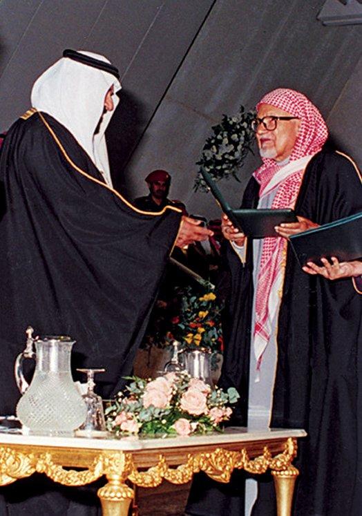 Hamed el-Câsir Uluslararası Kral Faysal Arap Edebiyatı ödülünü alırken (1996)
