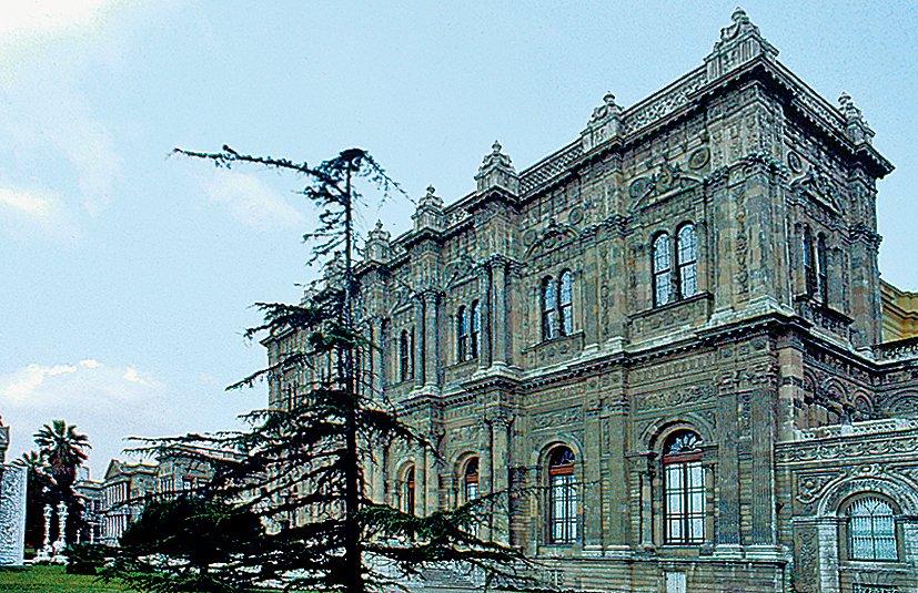Dolmabahçe Sarayı Mâbeyin dairesinin denize bakan cephesi