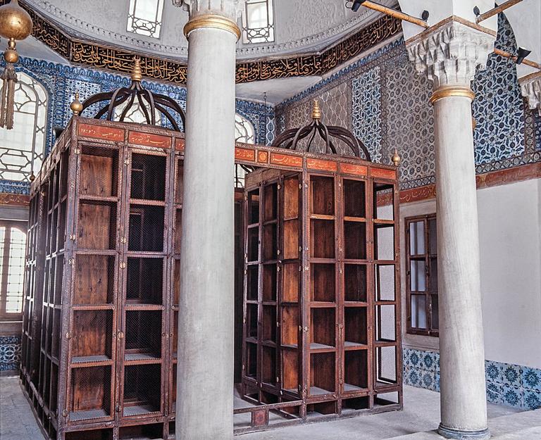 Ayasofya Kütüphanesi okuma salonundakikitap dolabı