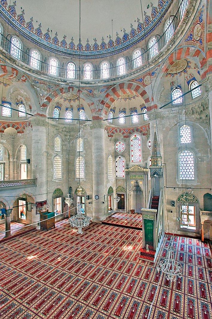 Nişancı Mehmed Paşa Camii’nin içinden bir görünüş