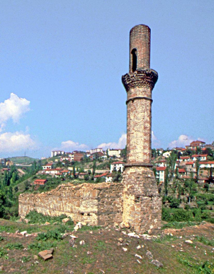 Bilecik’teki Emîrler Camii’nin ayakta kalabilen minaresi