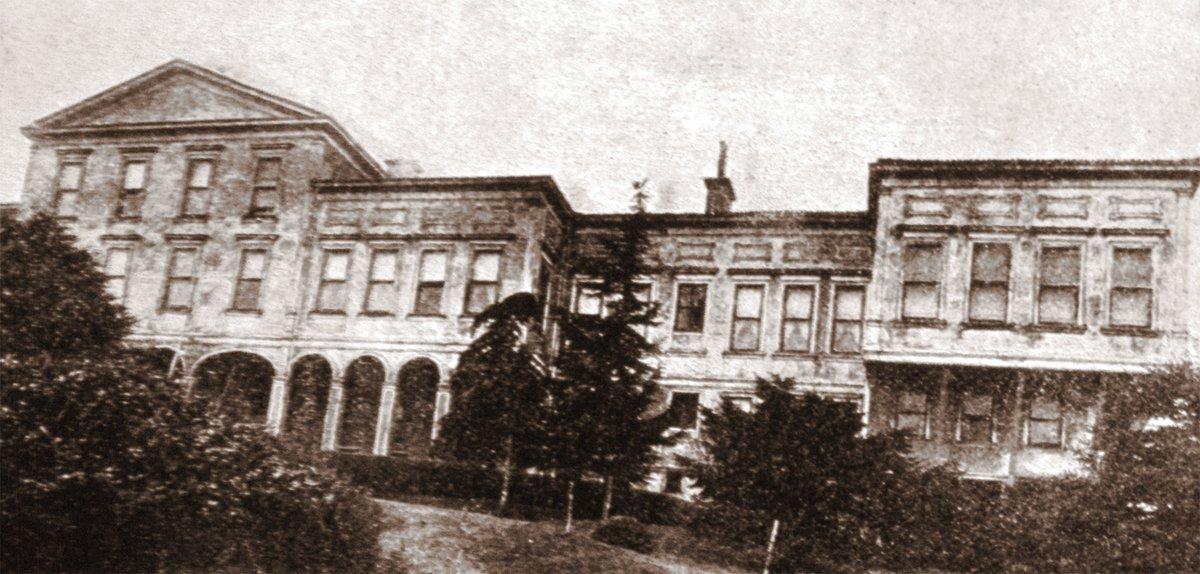 Bugün bir kısmı yıkılmış olan Bâb-ı Meşîhat daireleri (İlmiyye Salnâmesi, s. 152’den sonraki resim)