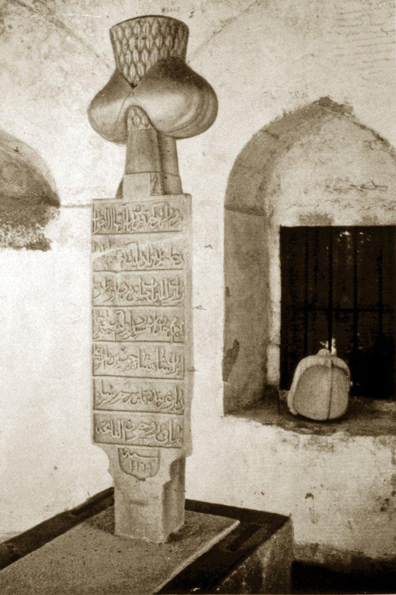 Haşmet’in Rodos’ta Murad Reis Camii hazîresindeki mezar taşının eski bir fotoğrafı (V. Strumza, Il Tecche di Murad Reis a Rodi, Bologna 1934, rs. 5)