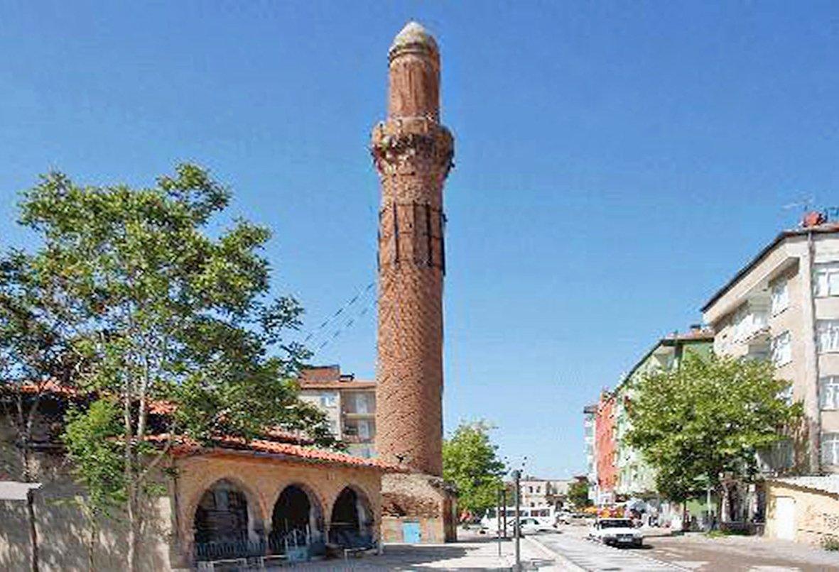 Aksaray’da XIII. yüzyılda üzeri çinilerle kaplanarak inşa edilen Eğri Minare (Emrullah Güney arşivi)