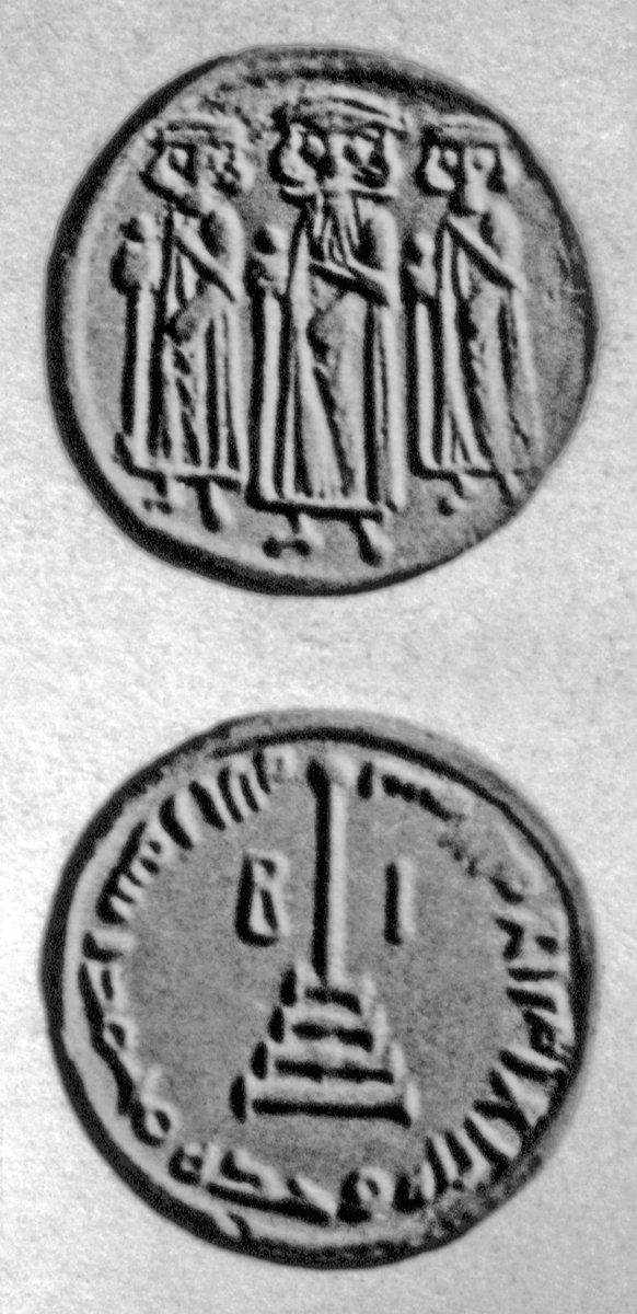 Herakleios ve oğullarının tasvir edildiği Bizans sikkesinin taklidi olan dinar (Longuet, şekil 32)