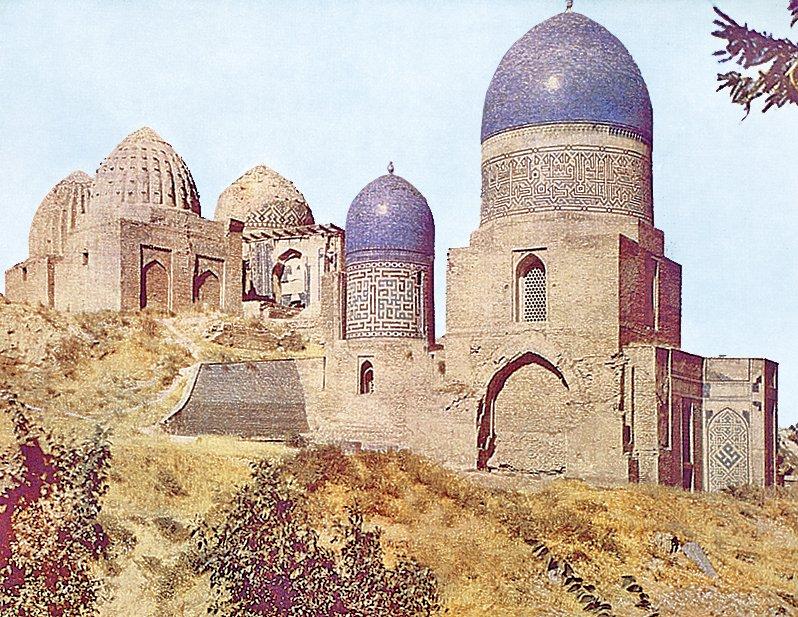 Şâh-ı Zinde’den bir grup yapı(ön planda Kadızâde-i Rûmî Türbesi)