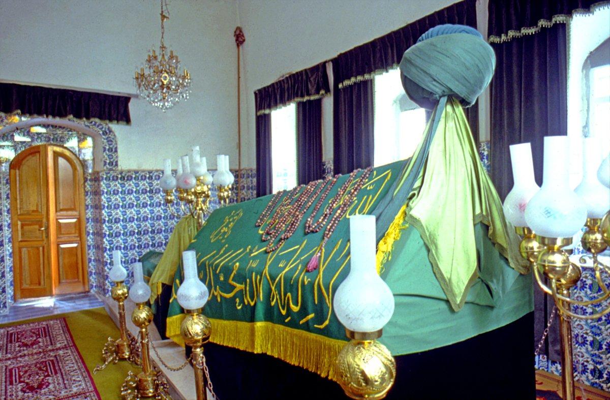 Cemâleddin Uşşâkī’nin Eğrikapı’da Hırâmî Ahmed Paşa Camii’ne bitişik türbesi içindeki sandukası – Eyüp/İstanbul