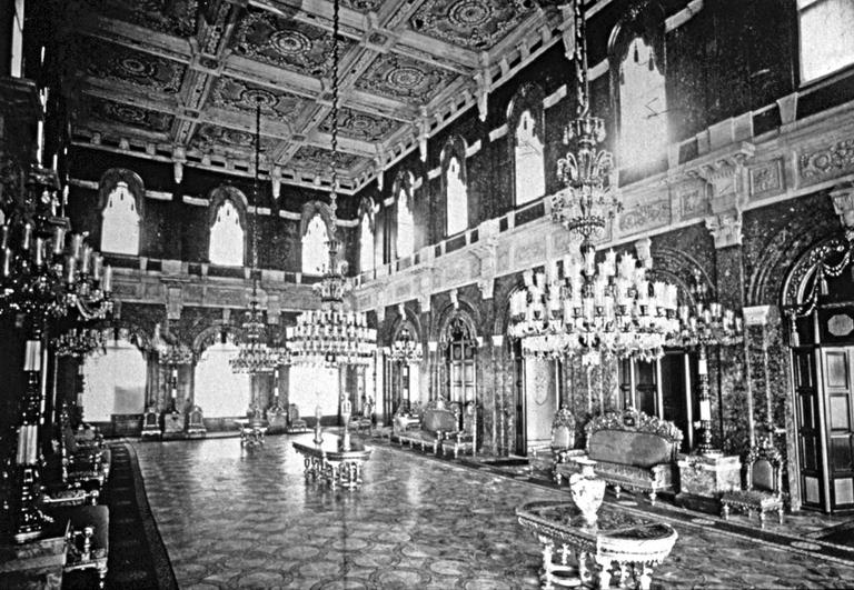 Beykoz Kasrı alt kat salonunun XIX. yüzyıl sonunda çekilmiş bir fotoğrafı (İÜ Ktp., Albüm, nr. 90407)