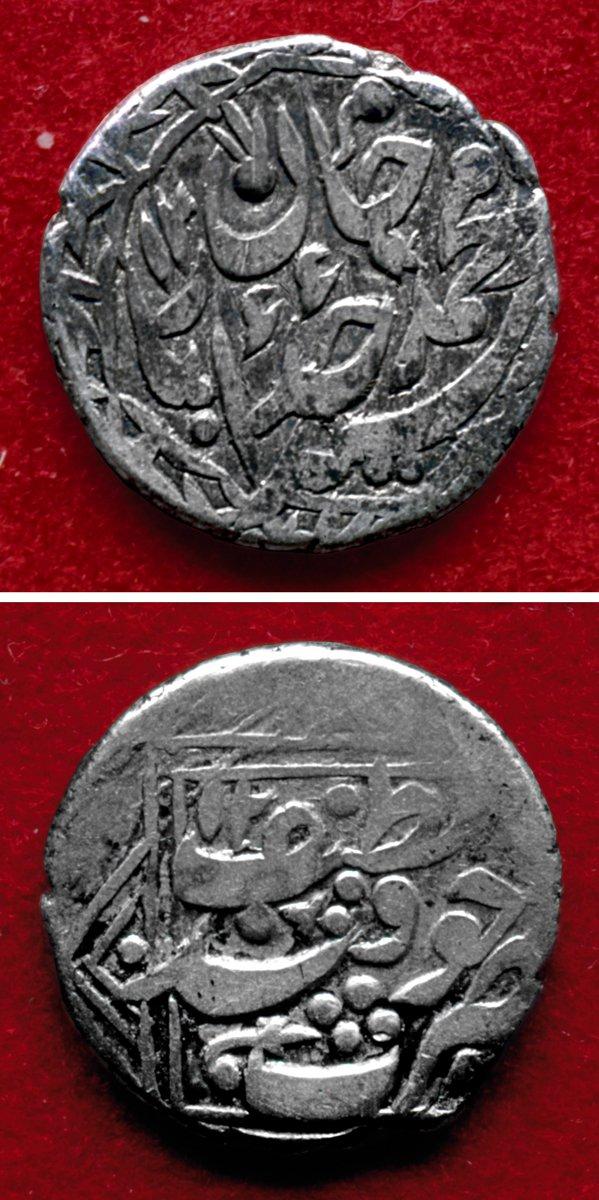 Hokand hanlarından Hudâyâr adına kesilen gümüş sikke (İstanbul Arkeoloji Müzeleri, Teşhir nr. 2537)