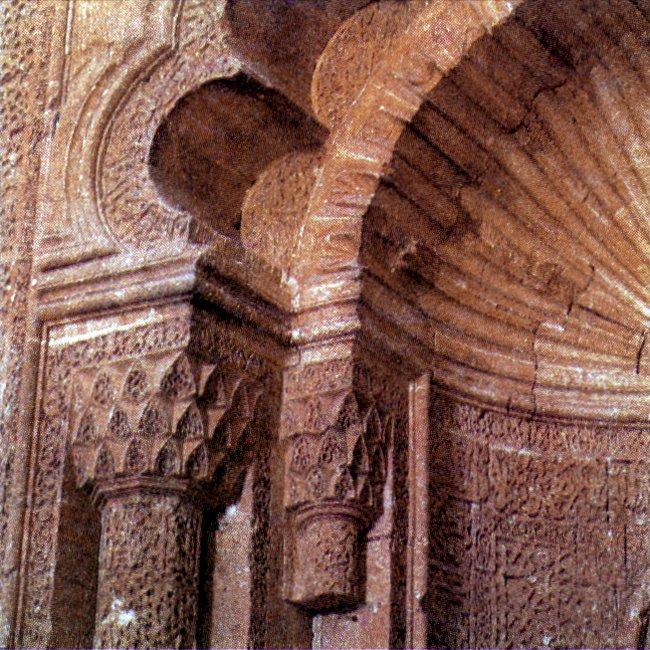 Koçhisar (Kızıltepe) Ulucamii’ndeki zengin taş işçiliğini gösteren bir detay – Mardin