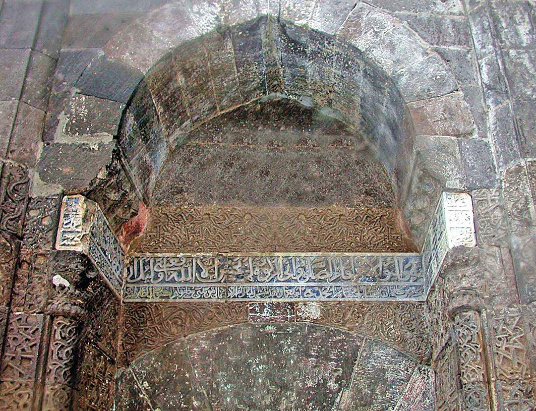 Bünyan Ulucamii’nin taçkapısı üzerindeki kitâbe