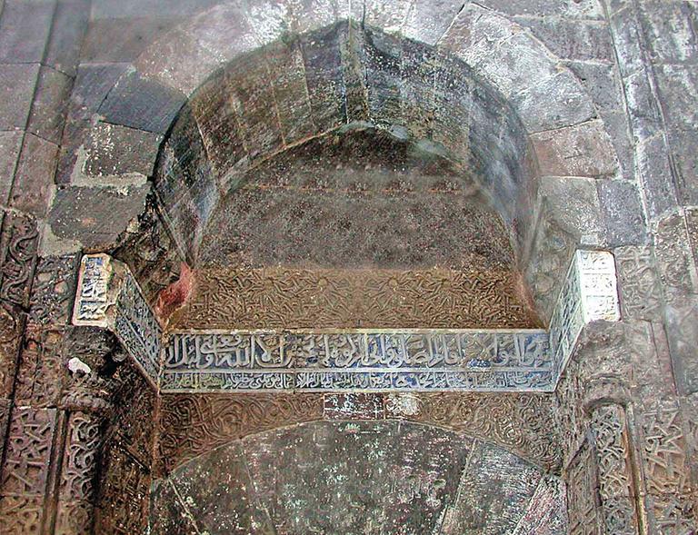 Bünyan Ulucamii’nin taçkapısı üzerindeki kitâbe