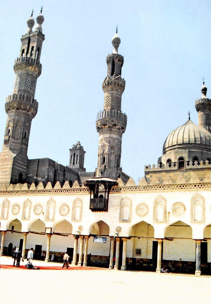 Ezher Camii’nin Sultan Kayıtbay ve Gavri minarelerinin avludan görünüşü