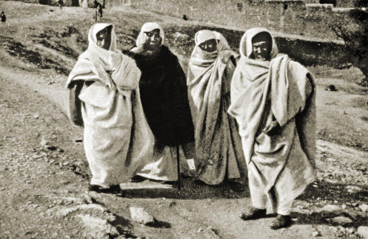 Trablusgarp vilâyetinde yaşayanBerberî Benî İfren kabilesine mensup eşraftanbir grubu gösteren eski bir fotoğraf