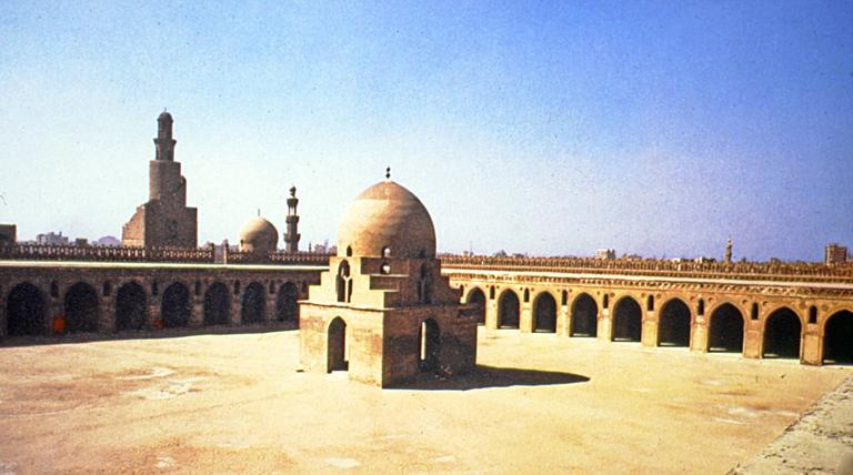 Kare avlunun gerçek değeriyle mimari ifadesini bulduğu Kahire İbn Tolun Camii’nin avlusu