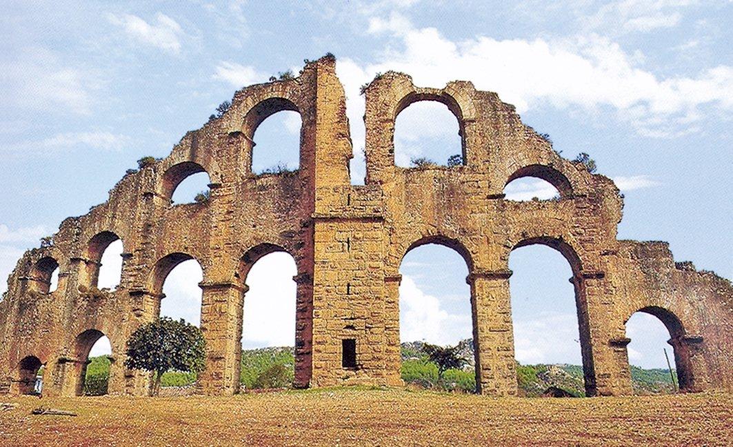 Aspendos’ta Roma dönemine ait su kemerinin kalıntıları