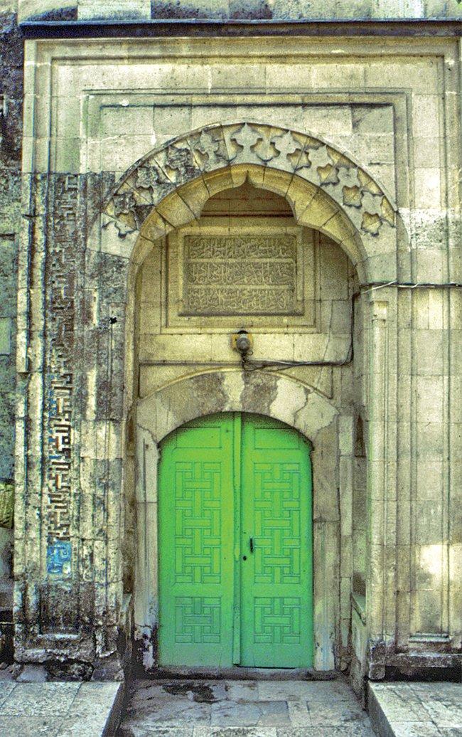 Şah Melek Camii’nin taçkapısı