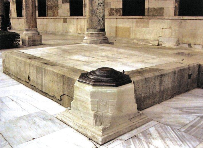 Mukaddes Emanetler Dairesi süpürüldüğünde çıkan tozların atıldığı kapaklı kuyu ve padişah naaşlarının konulup tezkiye edildiği mermer set
