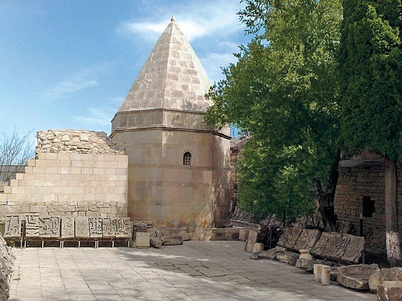 Yahyâ-yı Şirvânî’nin Şirvanşahlar Sarayı’nın arka avlusundaki türbesi