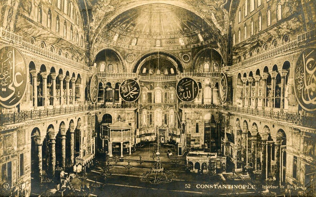Ayasofya Camii’nin içinden bir görünüş(K. Yusuf Ünal koleksiyonu)