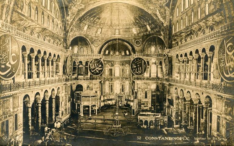 Ayasofya Camii’nin içinden bir görünüş(K. Yusuf Ünal koleksiyonu)