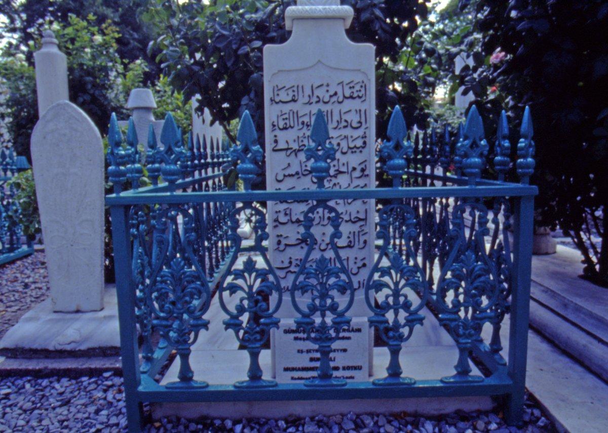 Mehmet Zahit Kotku’nun Süleymaniye Camii hazîresindeki mezarı