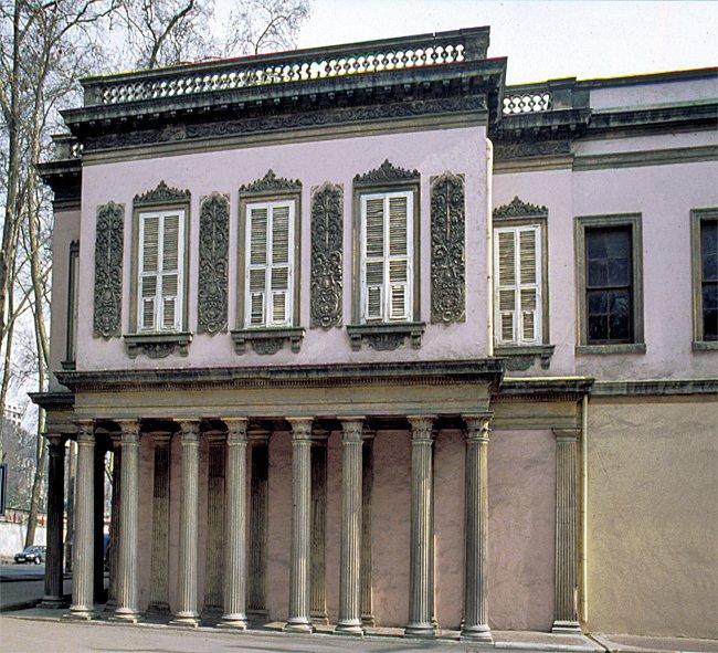 Dolmabahçe Sarayı’nın empire üslûbundaki Alay Köşkü – İstanbul
