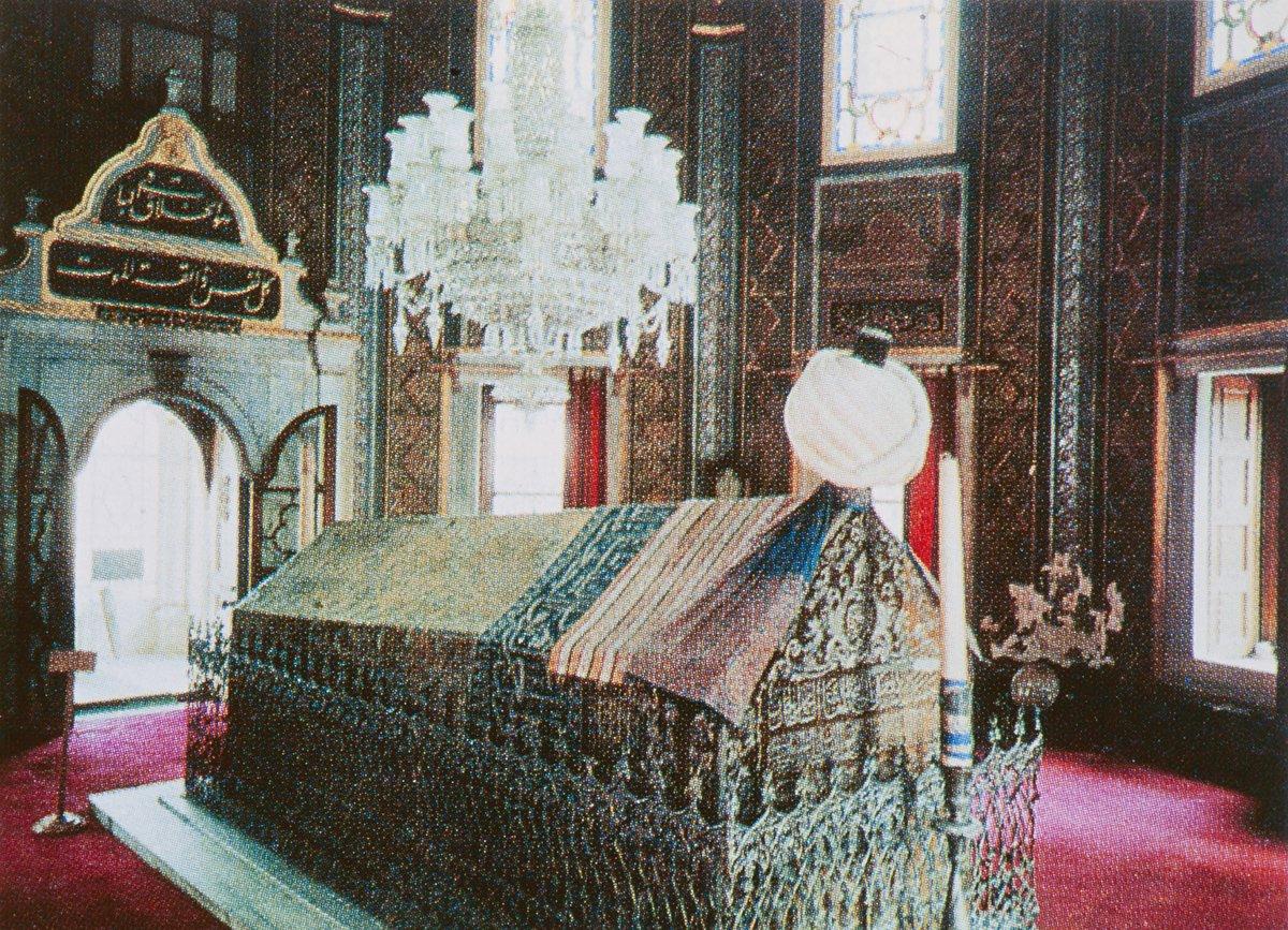 II. Mehmed’in Fâtih Camii avlusundakitürbesi ve sandukası