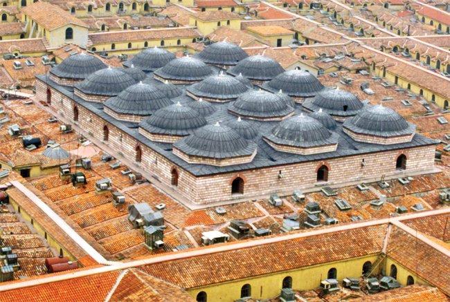 Kapalı Çarşı kompleksi içinde kalmış olan Cevâhir Bedesteni – Fatih/İstanbul