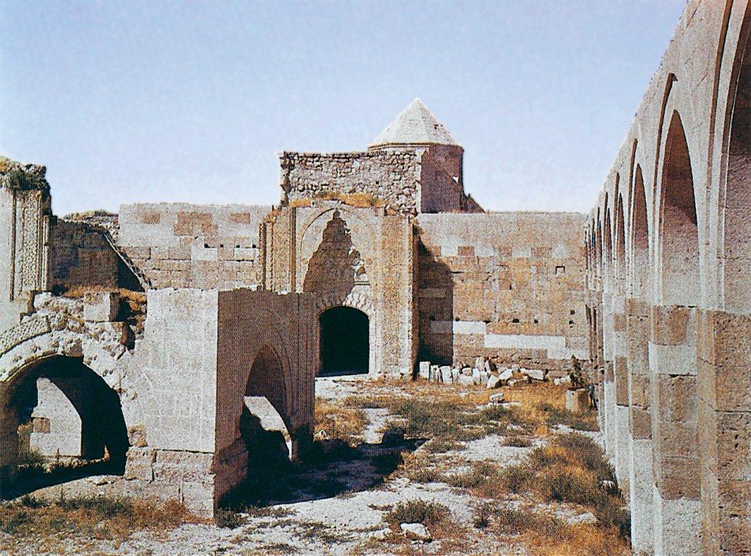Kayseri-Sivas yolu üzerindeki Sultan Hanı