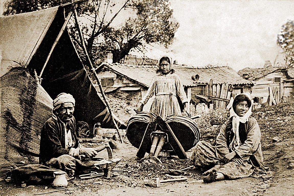Çadırlarının önünde kalaycılıkla uğraşanbir Çingene ailesini gösteren kartpostal