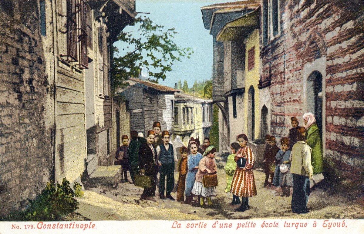Eyüp’teki bir mahalle mektebinin 1900’lere ait renklendirilmiş kartpostalı (Salt Araştırma Arşivi)
