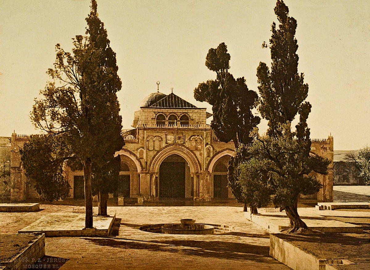 Mescid-i Aksâ’nın Harem-i şerif’in içinden Kubbetü’s-sahre yönünden çekilmiş bir fotoğrafı (İÜNEK, II. Abdülhamid Han Fotoğraf Albümleri, nr. 90502/23)