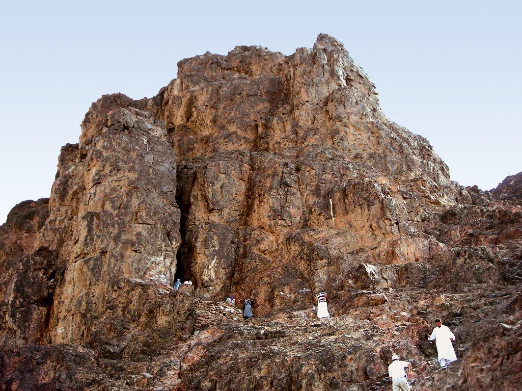 Uhud Gazvesi’nde Hz. Peygamber’inbir ara sığındığı kaya aralığı