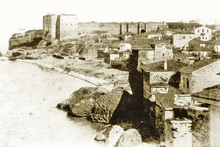 XX. yüzyılın başında Trabzon Kalesive Efrenciyan mahallesini gösteren fotoğraf(İÜ Ktp., Albüm, nr. 90441)