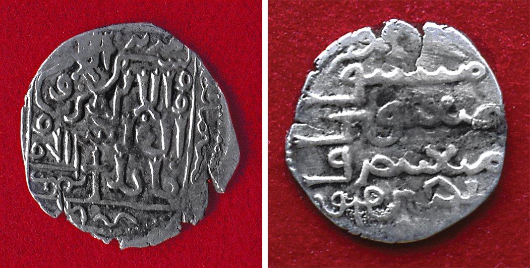 Argun Han devrinde basılmış gümüş bir sikkenin ön ve arka yüzü (İstanbul Arkeoloji Müzeleri, Teşhir nr. 2210)