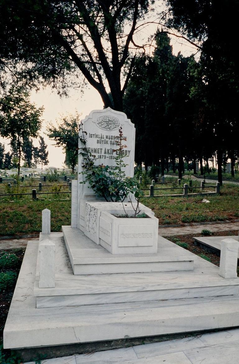Mehmed Âkif’in Edirnekapı Şehitliği’ndekiyeni mezarı