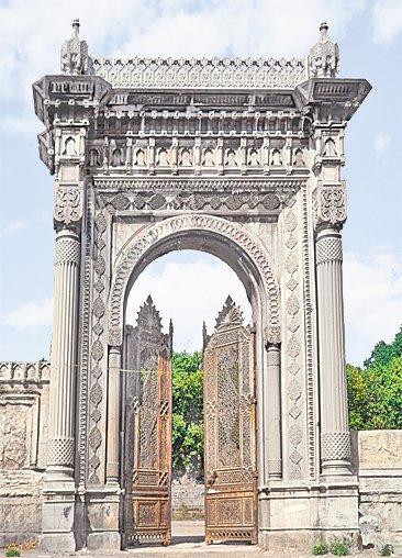 Yeni Çırağan Sahilsarayı’nındeniz tarafındaki koltuk kapısı