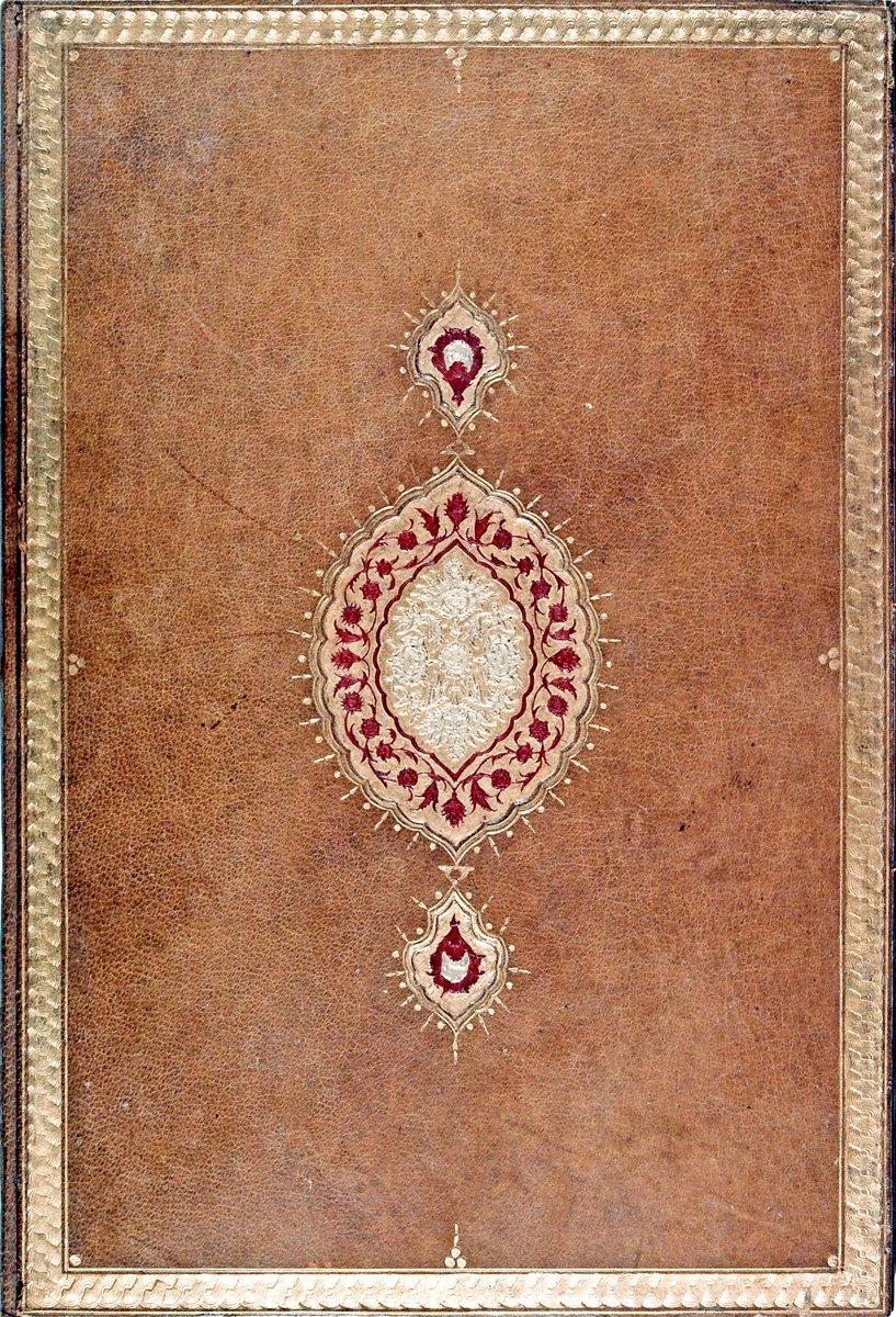 Köşebentsiz beyzî şemseli bir murakka‘ kabı(TSMK, Emanet Hazinesi, nr. 2324)