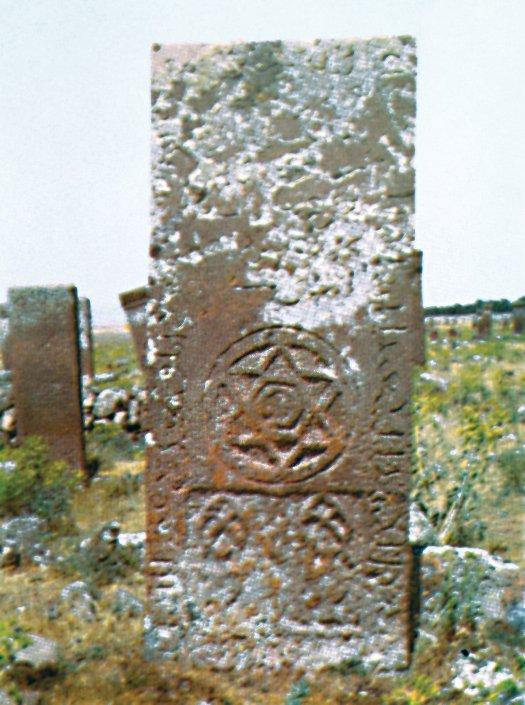 Ahlat Mezarlığı’nda üzerine mühr-i Süleyman hakkedilmiş mezar taşı
