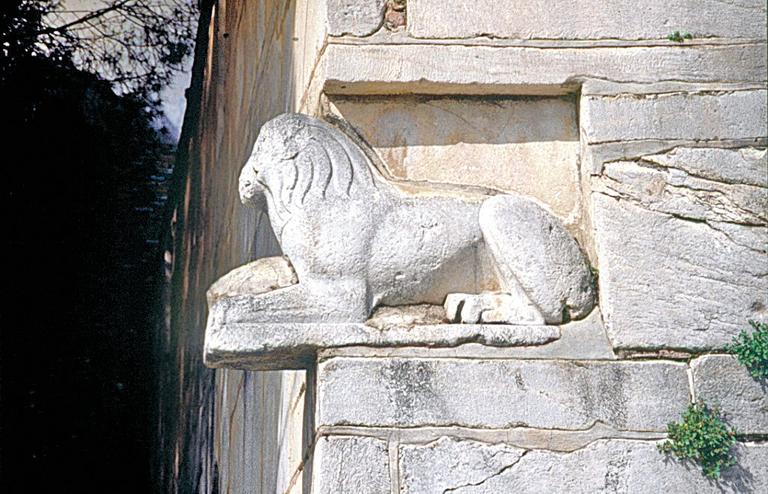 Birgi Ulucamii’nde devşirme aslan heykeli