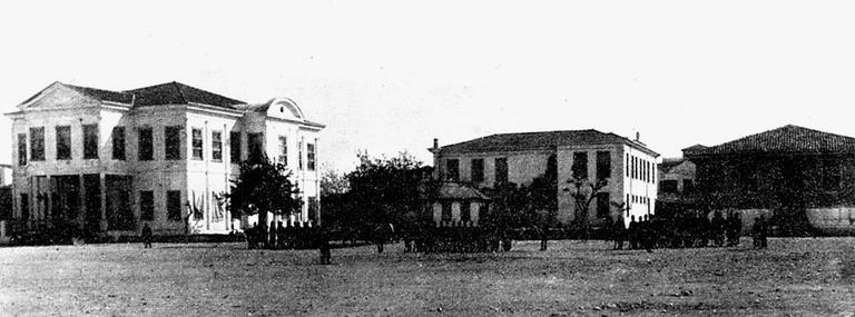 Sakız adasındaki bazı resmî binaları gösteren XIX. yüzyılın sonuna ait fotoğraf (İÜ Ktp., Albüm, nr. 90802)