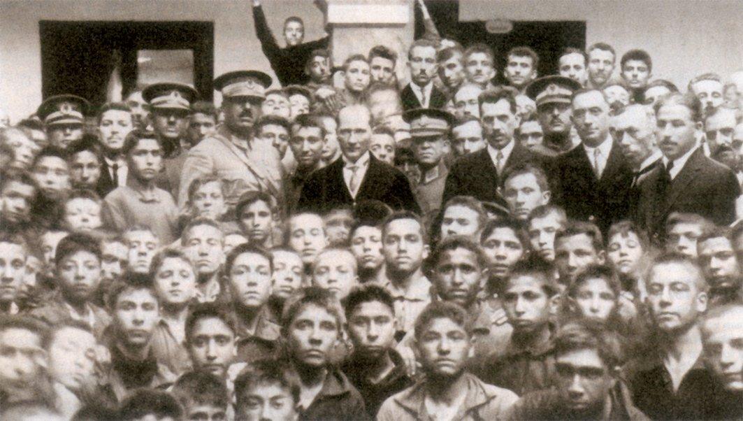Atatürk’ün 1925-1926 eğitim dönemindebir sanat okulunu ziyareti