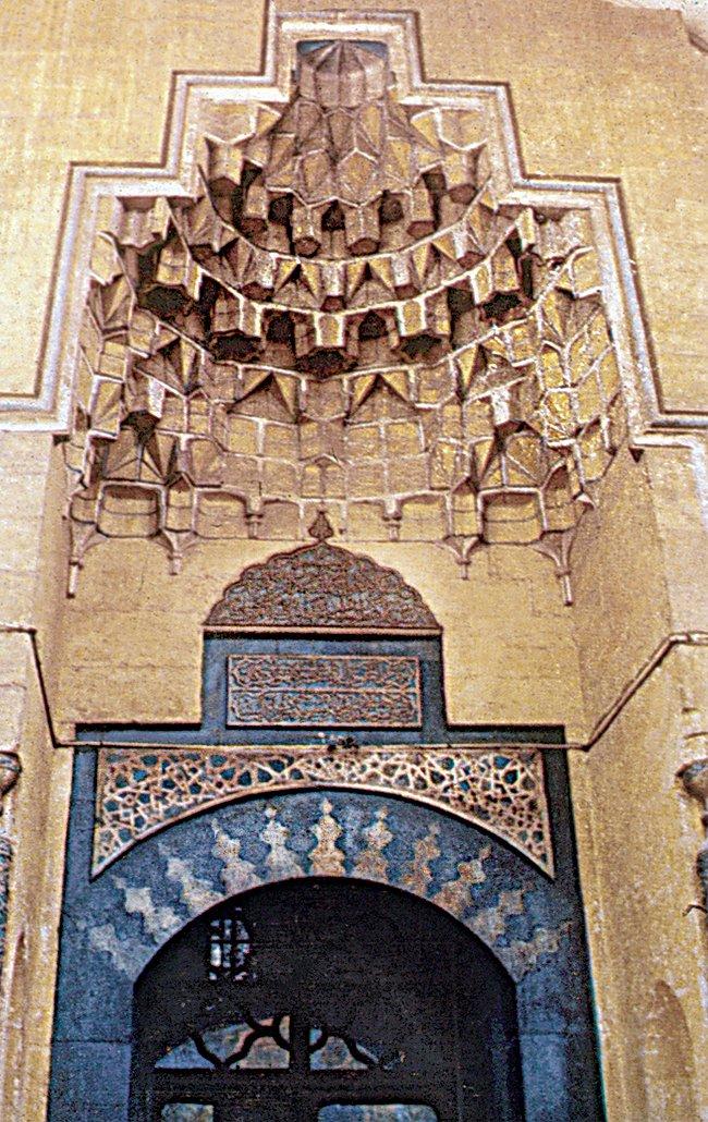 Hüsreviyye Camii’nin taçkapı stalaktitleri