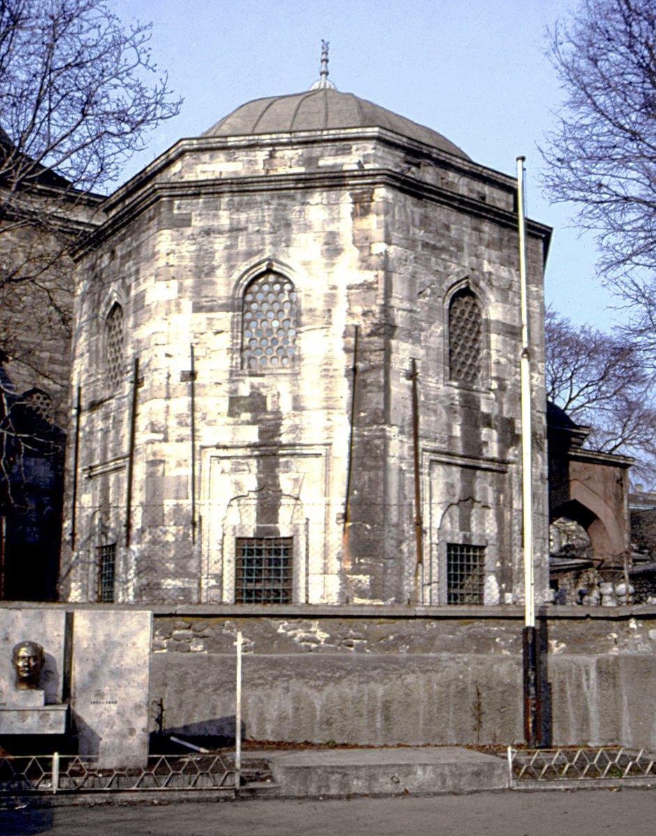 Koca Dâvud Paşa’nın Cerrahpaşa’da kendi adıyla anılan caminin hazîresindeki türbesi – Fatih/İstanbul