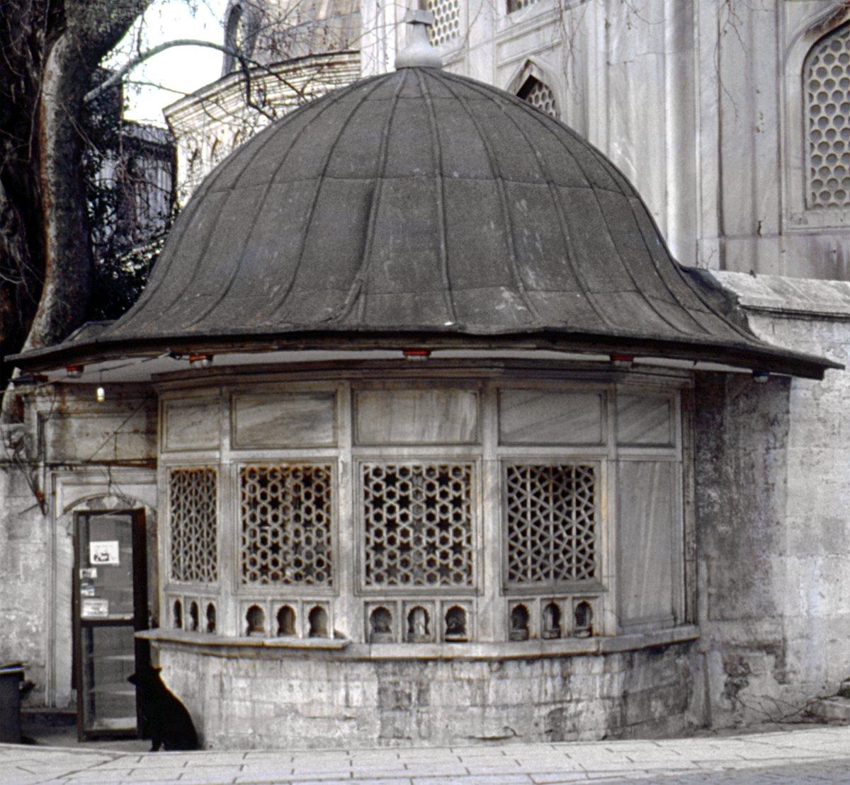 Ayasofya’nın çevre duvarına bitişik olan sebili